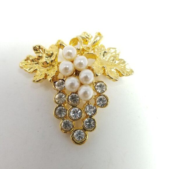 Vintage Rhinestone Grape Cluster Brooch, Gold Tone Faux Pearl Lapel Pin, Retro - Picture 1 of 5